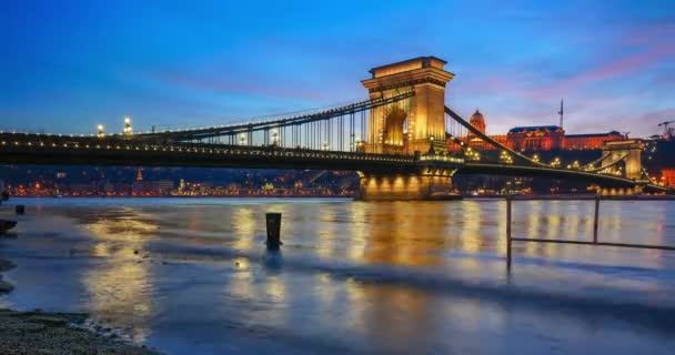 匈牙利布达佩斯 2023年12月29日 美丽的日落 洪水淹没了多瑙河的前景 中间的链桥 后面是布达城堡1 时间间隔 — 图库视频影像