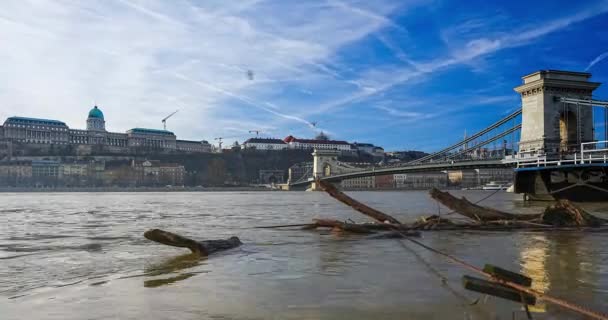匈牙利布达佩斯 2023年12月30日 洪水淹没多瑙河 后面是布达城堡1 时间间隔 — 图库视频影像