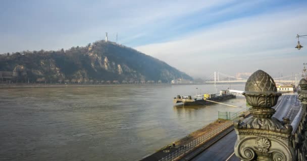 匈牙利布达佩斯 2023年12月30日 多瑙河泛滥 背景上的伊丽莎白桥和自由女神像 — 图库视频影像