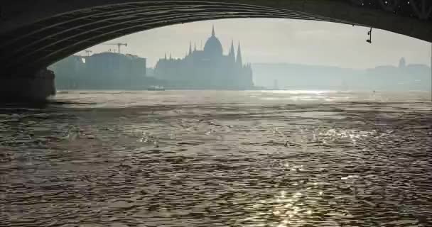 Βουδαπέστη Ουγγαρία Δεκεμβρίου 2023 Κτίριο Κοινοβουλίου Θέα Κάτω Από Γέφυρα — Αρχείο Βίντεο