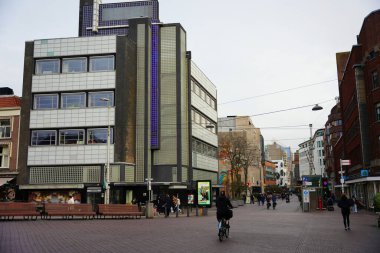 Grote Markt 22, 2511 BG Den Haag, Hollanda - 23 Aralık 2023: Turistik Cadde.