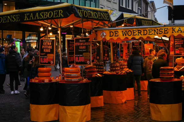 Vredenburg 4, 3511 BA Utrecht, Hollanda - 27 Aralık 2023: Şehir merkezindeki peynir gıda pazarı.