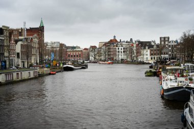 Amsterdam, Hollanda - 28 Aralık 2023: Bulutlu bir günde kanal görüntüsü.