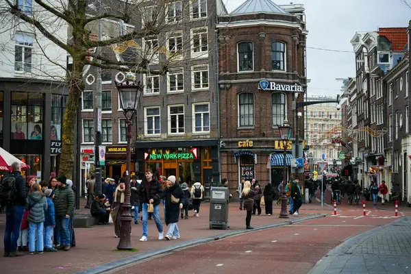 Rembrandtplein 2, 1017 CV Amsterdam, Hollanda - 28 Aralık 2023 Halvemaansteeg Caddesi .