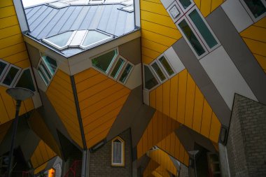 Overblaak 70, 3011 MH Rotterdam, Hollanda - 26 Aralık 2023: Aşağıdan Küp evlerine bakın.