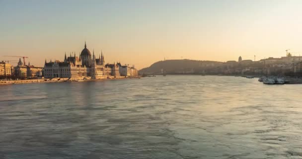 匈牙利布达佩斯 2024年1月10日 多瑙河日落 国会大楼在左边 布达城堡在右边 工作起重机的背景 时间间隔 — 图库视频影像