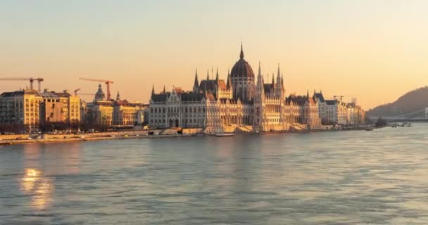 Boedapest Hongarije Januari 2024 Donau Bij Zonsondergang Parlementsgebouw Aan Linkerkant — Stockvideo