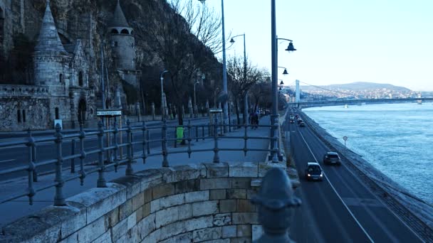 Budapest Hungría Enero 2024 Tráficos Coches Peatones Centro Ciudad Río — Vídeo de stock