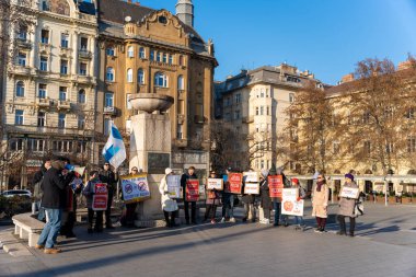 Budapeşte, Macaristan - 21 Ocak 2024: Budapeşte şehir merkezinde savaş karşıtı miting. Özgün ses.