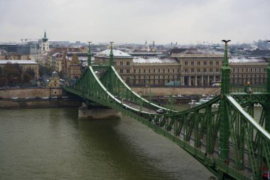 Karla kaplı Özgürlük Köprüsü.