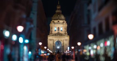 Budapeşte, Macaristan - 26 Ocak 2024: Bulanık kalabalık St. Stephen Bazilikası 'nın arka planına doğru ilerliyor. Basilica 'ya odaklan. Zaman aşımı.