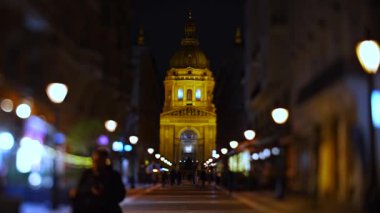 Budapeşte, Macaristan - 26 Ocak 2024: Bulanık kalabalık St. Stephen Bazilikası 'nın arka planına doğru ilerliyor. Basilica 'ya odaklan.