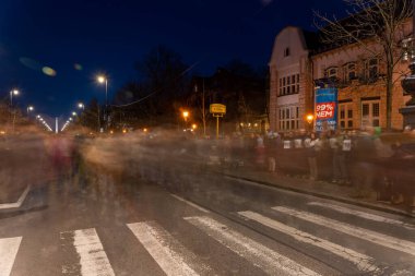 Budapeşte, Macaristan - 16 Şubat 2024: Alexei Navalny 'nin anısına eylem. Uzun pozlu çekim. Arkaplanda kahraman karesi.