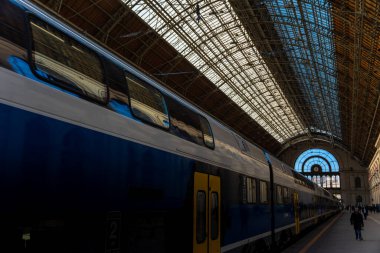 Budapeşte, Macaristan - 28 Ocak 2024: Keleti istasyonundaki tren.