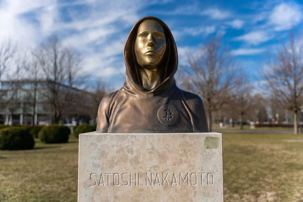 Budapeşte, Macaristan - 10 Şubat 2024: Satoshi Nakamoto Heykeli.