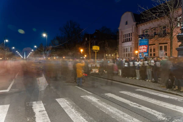 Budapeşte, Macaristan - 16 Şubat 2024: Alexei Navalny 'nin anısına eylem. Uzun pozlu çekim. Arkaplanda kahraman karesi.