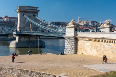 Budapeşte, Macaristan - 03 Mart 2024: Zincir Köprüsü. Arka planda balıkçı kalesi ve Tuna Nehri var..