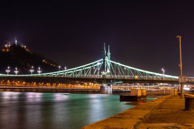 Budapeşte, Macaristan: 17 Şubat 2024: Geceleri Özgürlük Köprüsü. Arka planda Citadella.