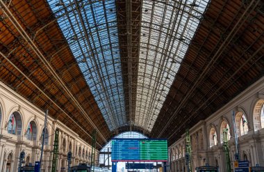 Budapeşte, Macaristan - 28 Ocak 2024: Keleti tren istasyonu. Önplanda bilgi tablosu.