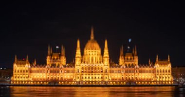 Budapeşte, Macaristan: 13 Şubat 2024: Gece meclis binası. Zaman atlaması. Binanın tabanına odaklan..