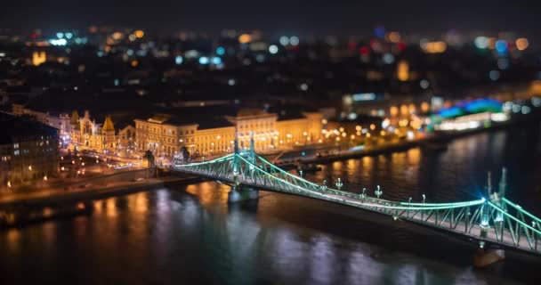 ブダペスト ハンガリー 2024年2月7日 シタデラ観測デッキからブダペストの夜景観 フォーカスはフォヴァム ストリートに傾いていた 中間地下のリバティ ブリッジと中央市場 — ストック動画