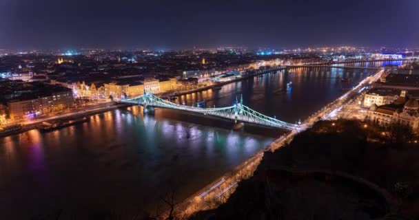 ブダペスト ハンガリー 2024年2月7日 シタデラ観測デッキからブダペストの夜景観 フォーカスはフォヴァム ストリートに傾いていた 中間地下のリバティ ブリッジと中央市場 — ストック動画