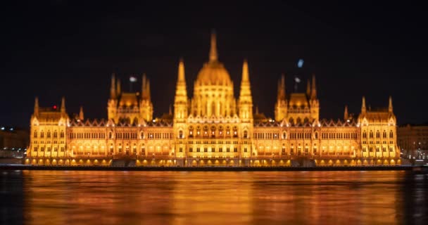 Budapeste Hungria Fevereiro 2024 Edifício Parlamento Noite Desfasamento Tempo Foco — Vídeo de Stock
