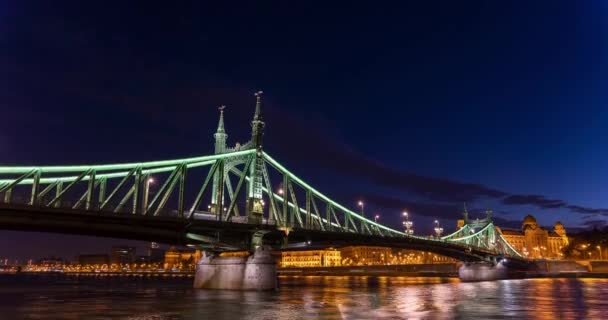 ブダペスト ハンガリー 2024年2月17日 夜のリバティ橋 バックグラウンドのゲラート熱浴 タイムラプス 移動遷移 — ストック動画