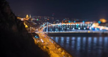 Budapeşte, Macaristan - 27 Şubat 2024: Şehir manzarası. Buda Kalesi ve Erzsebet Köprüsü arka planda. Şatoya ve ana yola odaklan. Zaman aşımı, geçiş zamanı.