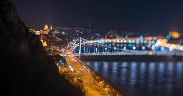 ブダペスト ハンガリー 2024 シティスケープビュー バウダ城とエルハイロット橋の背景 キャッスルとメインロードに焦点を当てました タイムラプス 移動遷移 — ストック動画
