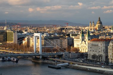 Budapeşte, Macaristan: 20 Şubat 2024: Şehir manzarası. St. Stephen Bazilika binası ve arka planda dönme dolap..