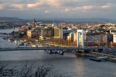 Budapeşte, Macaristan: 20 Şubat 2024: Şehir manzarası. Arka planda parlamento binası.