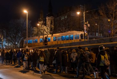 Budapeşte, Macaristan: 21 Şubat 2024: Gençlerin okullarda, yetimhanelerde ve pedofili öğretmenlerinin devlet korumasında sübyancılığa karşı gösterileri.