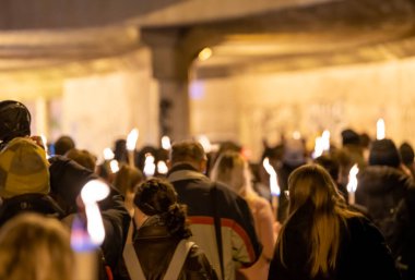 Budapeşte, Macaristan: 21 Şubat 2024: Gençlerin okullarda, yetimhanelerde ve pedofili öğretmenlerinin devlet korumasında sübyancılığa karşı gösterileri.