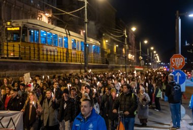 Budapeşte, Macaristan: 21 Şubat 2024: Gençlerin okullarda, yetimhanelerde ve pedofili öğretmenlerinin devlet korumasında sübyancılığa karşı gösterileri.
