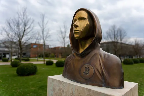 Budapeşte, Macaristan - 10 Mart 2024: Satoshi Nakamoto Anıtı.