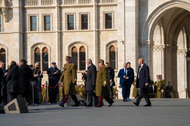 Budapeşte, Macaristan - 15 Mart 2024: Parlamento binası yakınlarında ulusal gün kutlaması. Askeri geçit töreni. Tamas Sulyok orta sahada.