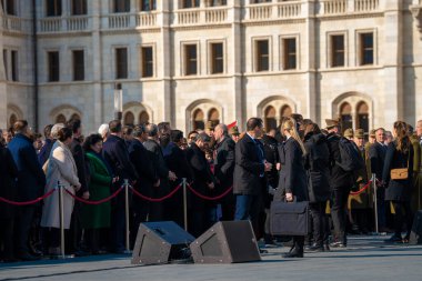 Budapeşte, Macaristan - 15 Mart 2024: Parlamento binası yakınlarında ulusal gün kutlaması. Askeri geçit töreni. Tamas Sulyok orta sahada.