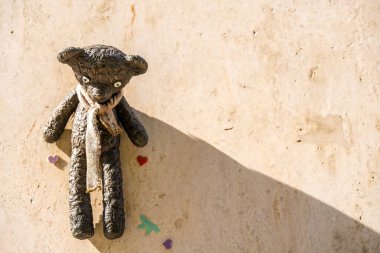 Budapeşte, Macaristan - 27 Nisan 2024: Bronz Mr. Bean 'in oyuncak ayısı mini heykeli Mihaly Kolodko.