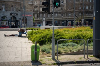 Budapeşte, Macaristan - 13 Nisan 2024: Keleti Tren İstasyonu yakınlarındaki kaldırımda uyuyan evsiz kişi.