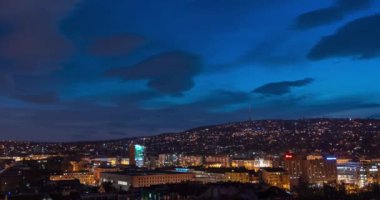 Budapeşte, Macaristan - 13 Mart 2024: Buda tarafında gün batımı. Tepe manzarası. Zaman aşımı, yakınlaştırma geçişi.