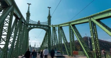 Budapeşte, Macaristan - 15 Mart 2024: Ulusal bayram kutlamalarında yayalar için Özgürlük Köprüsü açıldı. Zaman aşımı, kaydırma geçişi.