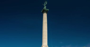 Budapeşte, Macaristan - 13 Nisan 2024: Kahramanlar Meydanı 'ndaki Milenyum Anıtı. Hiper-gecikme.