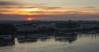 Budapeşte, Macaristan - 14 Nisan 2024: Buda Kalesi tepesinden şafak manzarası. Zaman aşımı, yakınlaştırma geçişi.