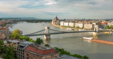 Budapeşte, Macaristan - 19 Nisan 2024: Budapeşte kalesinden parlamento binasına şehir manzarası. Sakin Tuna Nehri. Zaman aşımı.