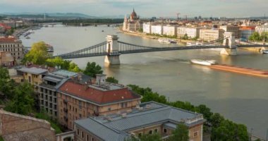 Budapeşte, Macaristan - 19 Nisan 2024: Budapeşte kalesinden parlamento binasına şehir manzarası. Sakin Tuna Nehri. Zaman aşımı, kaydırma geçişi.