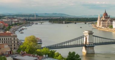 Budapeşte, Macaristan - 25 Nisan 2024: Budapeşte kalesinden parlamento binasına şehir manzarası. Sakin Tuna Nehri. Zaman aşımı, yakınlaştırma geçişi.