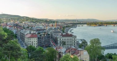 Budapeşte, Macaristan - 19 Nisan 2024: Budapeşte kalesinden parlamento binasına şehir manzarası. Sakin Tuna Nehri. Zaman aşımı.
