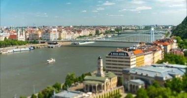 Budapeşte, Macaristan - 01 Mayıs 2024: Elizabeth köprüsü yakınlarında panoramik manzara. Hızlandırılmış, kaydırmalı geçiş, Jane Haining caddesine odaklanmış.