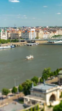 Budapeşte, Macaristan - 01 Mayıs 2024: Elizabeth köprüsü yakınlarında panoramik manzara. Hızlandırılmış, yakınlaştırılmış, Jane Haining caddesine odaklanmış. Dikey yönelim.